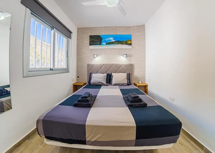 Family Home With Stunning Sea Views!