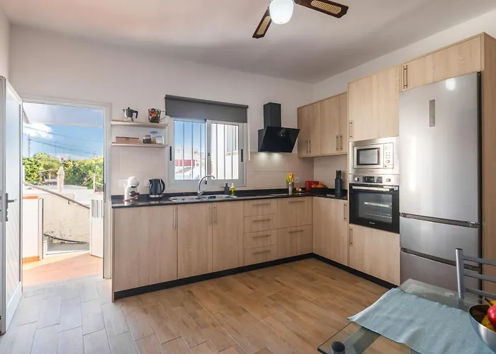 Family Home With Stunning Sea Views!